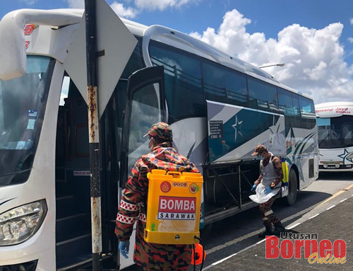 Pasukan bomba menjalankan kerja-kerja sanitasi melibatkan 33 buah di Lapangan Terbang Antarabangsa Kuching. 