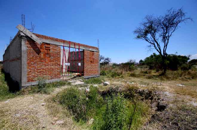  Bangunan yang belum siap dibina ini di sebuah ladang di El Salto, pinggir Guadalajara, ditemui menempatkan 25 orang dalam satu kubur beramai-ramai. — Gambar AFP