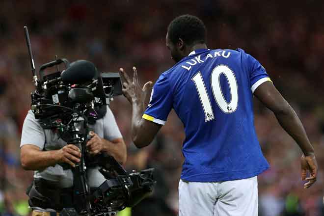  Penyerang Everton, Romelu Lukaku meraikan gol jaringannya di hadapan lensa kamera pada aksi Liga Perdana menentang Sunderland di Stadium of Light, Sunderland dalam gambar fail bertarikh 12 September 2016. — Gambar AFP