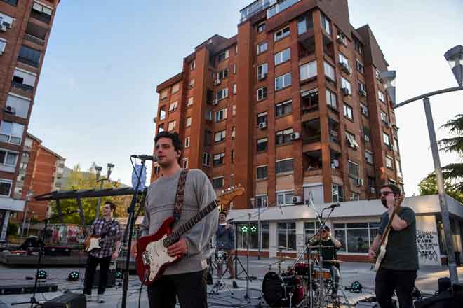  Gambar yang diambil pada 25 April 2020 ini menunjukkan band ‘Funk Shui’ membuat persembahan di Skopje, sebagai sebahagian program ‘Budaya pada waktu Korona’ ketika perintah berkurung akibat koronavirus. — Gambar AFP