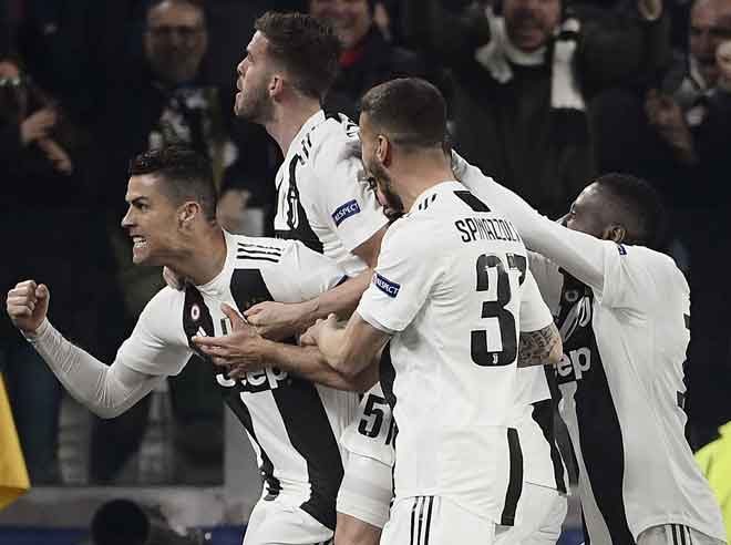  Juventus mendahului kedudukan liga Serie A Itali dengan kelebihan satu mata berbanding pencabar terdekat, Lazio ketika musim ditangguhkan. — Gambar AFP