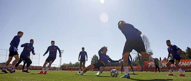  Pemain Atletico Madrid menjalani latihan di Kompleks Latihan Majadahonda. — Gambar AFP