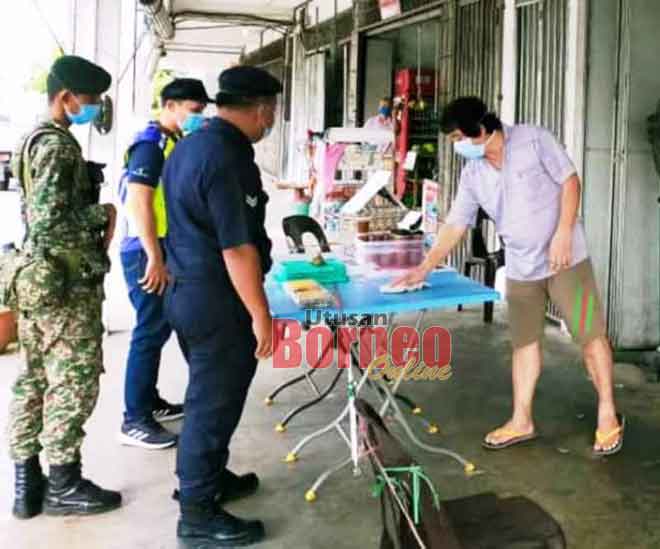  Anggota polis dan tentera semasa membuat operasi pemantauan dan pemeriksaan ke atas sebuah kedai makan di Bintulu. — Gambar ihsan PDRM Bintulu