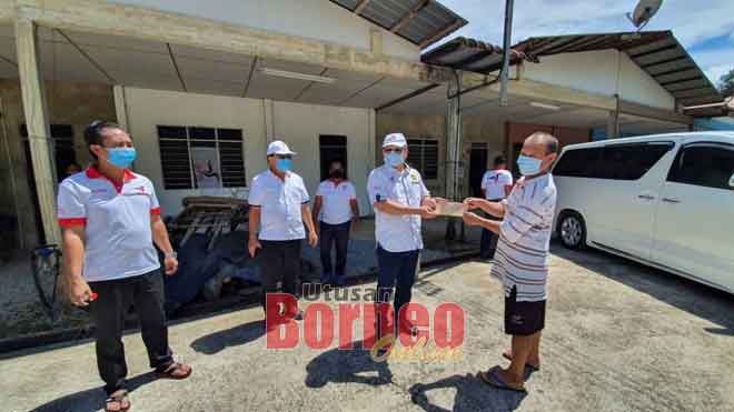  Huang menyampaikan sumbangan Hari Gawai kepada penduduk rumah panjang dari sekitar DUN Repok, semalam.