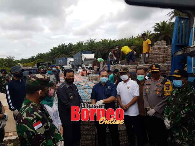  Indit (lima kanan) nyuaka pemeri ngagai Bapa Adenan (dua kiba) ti deka diberi ngagai peranak di Kalimantan Barat.