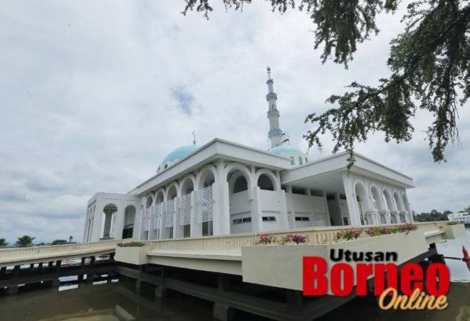 Masjid Terapung, yang terletak di tebing Sungai Sarawak.- Gambar Chimon Upon.