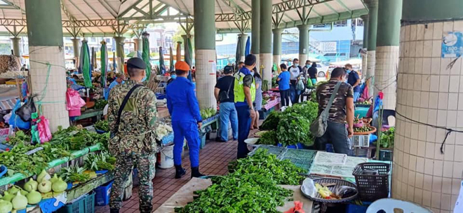Pasukan pemantau melakukan pemeriksaan di pasar awam di Bintulu. - Gambar Facebook PDRM Bintulu 