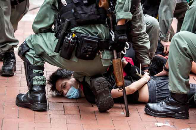  Polis menangkap penunjuk perasaan yang membantah rancangan China untuk               melaksanakan undang-undang keselamatan baharu di Hong Kong pada 24 Mei lalu. — Gambar AFP