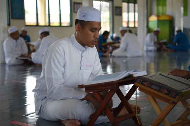  Banduan Penjara Marang yang mahu dikenali sebagai Azizul bertadarus Al-Quran ketika tinjauan baru-baru ini. — Gambar Bernama