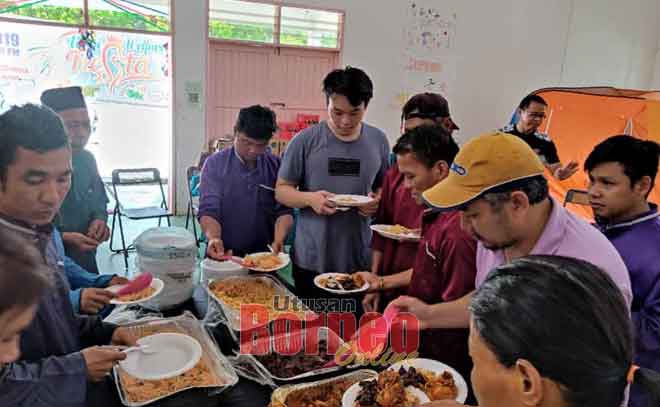  Petugas pusat dan pegawai JKM meraikan penghuni PPSG pada sambutan Hari Raya Aidilfitri di pusat tersebut di Miri, Ahad lalu. 