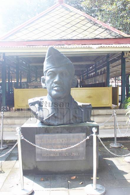  Patung Sultan Hamengku Buwono.