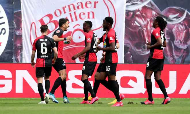  Grujic  (dua kiri) ceria selepas menjaringkan gol penyamaan buat Hertha ketika beraksi pada perlawanan Bundesliga di Berlin, Jerman kelmarin.  Gambar sisipan Nagelsman. — Gambar AFP