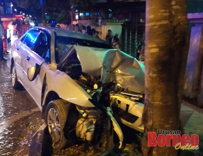 Keadaan kereta waja yang dipandu Stanley remuk di bahagian hadapan selepas terbabas melanggar pokok di Jalan Lanang malam tadi.