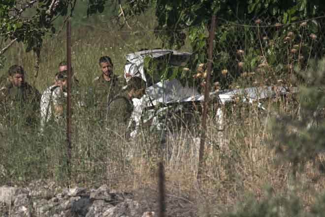  Anggota tentera Israel memeriksa sebuah kereta yang dipandu seorang lelaki                 Palestin selepas cubaan rempuhan yang gagal di bandar Ramallah di wilayah Tebingan Barat yang diduduki oleh Israel, kelmarin. — Gambar AFP