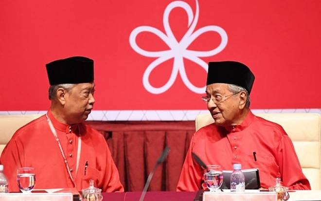 Gambar fail menunjukkan Muhyiddin dan Dr Mahathir pada satu mesyuarat Bersatu.