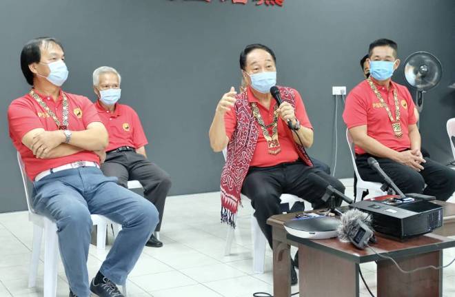 Wong bersama Baru dan See pada sidang media hari ini.