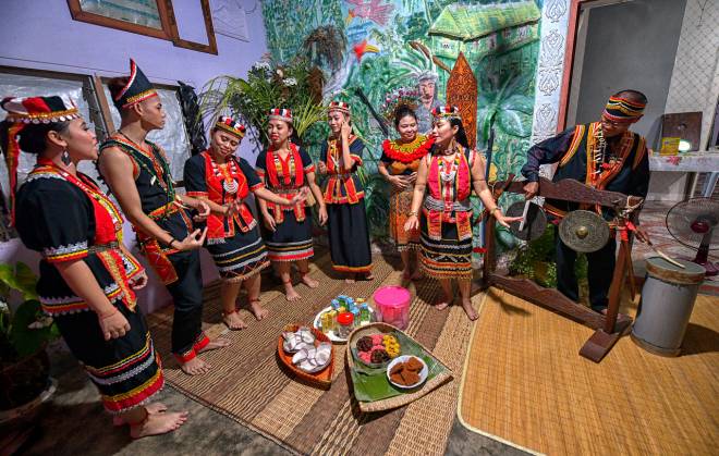 Keluarga Raydilla Kumba mengenakan pakaian tradisional kaum Bidayuh di Kampung Tematu dekat sini, sempena Hari Gawai. - Gambar BERNAMA.