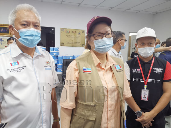  Christina (tengah) dan Ketua Pegawai Perhubungan P.190 Tawau T.Y Fung semasa ditemui di pejabatnya, semalam.