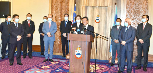  Shafie (empat kanan) mengumumkan keputusan kerajaan negeri untuk membenarkan aktiviti di bawah PKPP. Turut kelihatan barisan jemaah menteri yang lain.