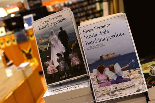  Gambar fail yang diambil pada 4 Oktober 2016 ini menunjukkan buku oleh penulis Itali Elena Ferrante di sebuah kedai buku di Rom. Barisan panjang terbentuk di luar kedai buku Perancis pada Selasa lepas apabila peminat Ferrante berpusu-pusu untuk mendapatkan naskhah bagi buku baharunya yang mendapat pujian ‘The Lying Life of Adults’. — Gambar AFP