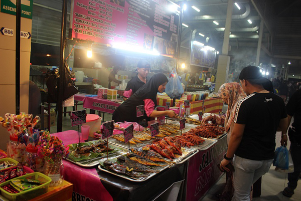  Suasana di Pasar Pelbagai Barangan Gadong.