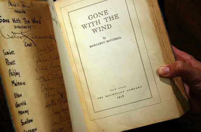  Gambar fail bertarikh 18 Oktober 2007 ini menunjukkan salinan buku ‘Gone With the Wind’ oleh Margaret Mitchell, yang ditandatangani oleh produser, pengarah dan kebanyakan pelakon dalam filem Hollywood tahun 1939 itu di Los Angeles.‘Gone with the Wind’ telah dikeluarkan dari pelantar penstriman HBO Max baru-baru ini, selepas protes besar-besaran menentang rasisme dan kekejaman polis mendorong rangkaian televisyen untuk menilai semula sajian mereka. — Gambar AFP