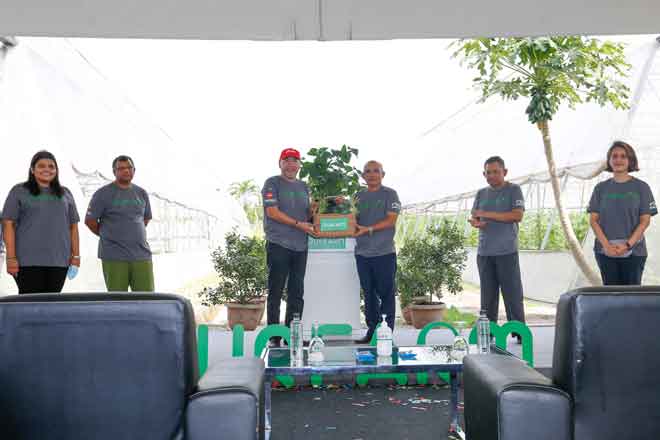  Dr Ronald (tengah) dan Kamarudin melancarkan OURFARM sambil disaksikan Timbalan Ketua Setiausaha (Pembangunan) MOA Dr Anis Mahmud, Tony, Ketua Pegawai Eksekutif OURFARM Lalitha Sivanaser dan Presiden RedBeat Ventures, AirAsia Group Aireen Omar.