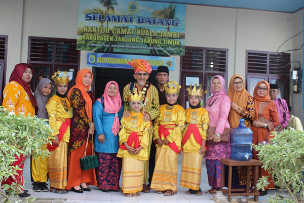  Bergambar bersama masyarakat di Kuala Jambi.