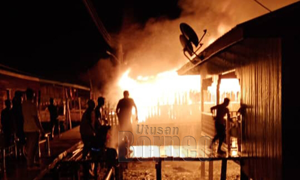  Sebuah rumah yang musnah dalam kebakaran di Kampung Batu Putih Sandakan.