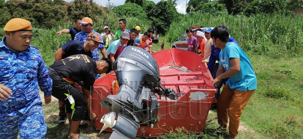  Pelbagai pihak membantu menurunkan bot bomba ke dalam sungai dalam usaha mencari dan menyelamat mangsa yang dibaham buaya di Kampung Banang.