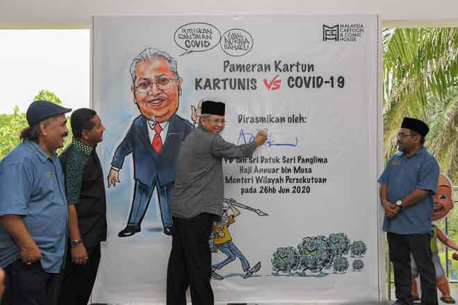  Annuar (tengah) merasmikan Perasmian Pameran Kartun Kartunis Vs COVID-19 di  Rumah Kartun dan Komik Malaysia Taman Botani Perdana, Kuala Lumpur, semalam. — Gambar Bernama