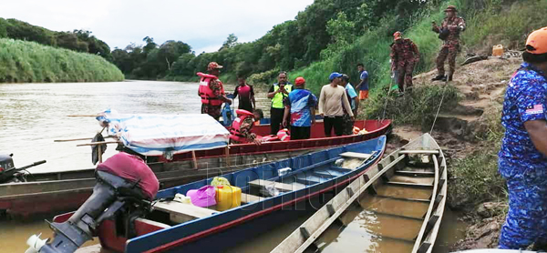  Pasukan penyelamat mengadakan operasi mencari dan menyelamat mangsa disambar buaya di Kampung Banang.