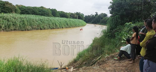  Kelihatan anggota keluarga mangsa sedang menanti perkembangan operasi mencari dan menyelamat.