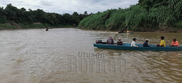  Penduduk kampung turut membantu pasukan penyelamat bagi mengesan mangsa.