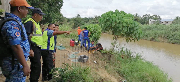  Pihak polis menunjukkan lokasi mencarian dan tempat mangsa dibaham buaya.