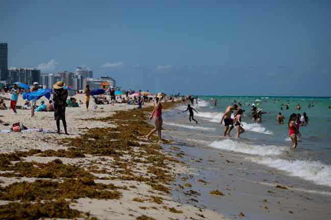  Gambar fail 16 Jun lalu menunjukkan orang ramai membanjiri pantai di Miami dan seminggu kemudian setakat kelmarin, negeri itu melaporkan hampir 10,000 kes jangkitan COVID-19 dalam masa 24 jam. — Gambar AFP