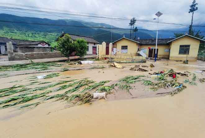  Keadaan banjir selepas hujan lebat di pekan Mianning dalam wilayah autonomi Liangshan Yi di Sichuan, kelmarin.  — Gambar AFP