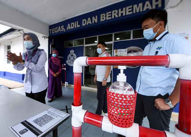  Cecair pembasmi kuman diletakkan di hadapan laluan masuk Balai Polis ketika tinjauan simulasi undi awal Pilihan Raya Kecil (PRK) N.23 Chini di Balai Polis Chini Pusat Bandar DARA Chini, Pekan semalam. — Gambar Bernama