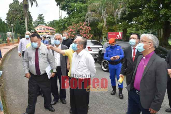  Uggah lebuh ke ngabas laman sekula St Thomas. Sama bisi dipeda dia, Danald (kanan) enggau Robin (kiba).