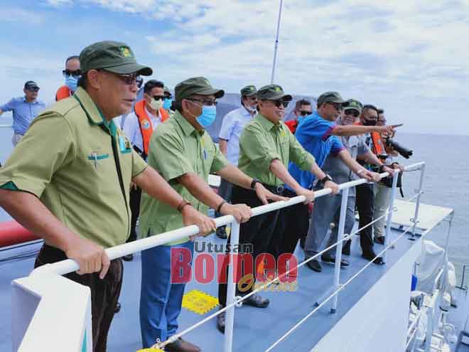  Abang Johari (tiga kiri) semasa merasmikan Majlis Penanaman Tukun Tiruan di perairan Muara Tebas-Sebuyau,semalam. — Gambar UKAS