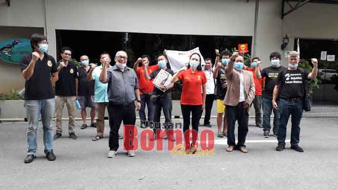  (Baris mua ari kanan ke kiba) Fong, Engga, Soo, Bobby, Leong enggau bala komiti sementara Gasak ke bukai.