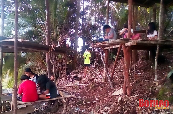 Pelajar di pedalaman Lubok Antu sanggup berkampung di dalam hutan berbukit berdekatan kampung mereka semata-mata mendapat capaian internet untuk mengulang kaji dan menyiapkan kerja sekolah dalam talian.