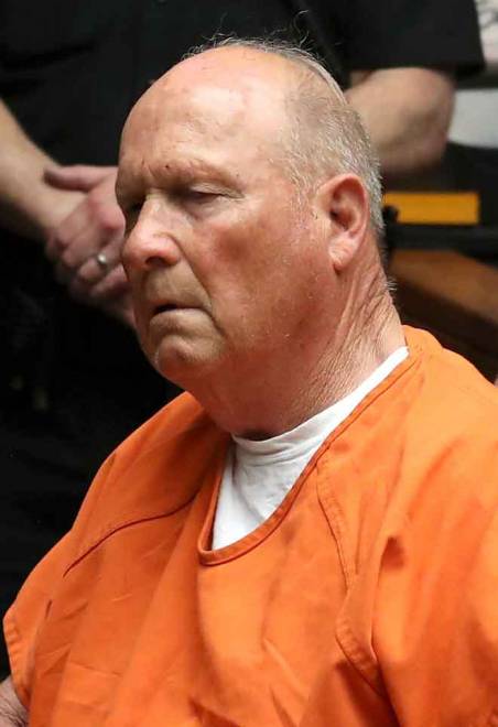  Gambar fail menunjukkan Joseph James DeAngelo semasa pendakwaannya di mahkamah di Sacramento, California pada 27 April, 2018. — Gambar AFP