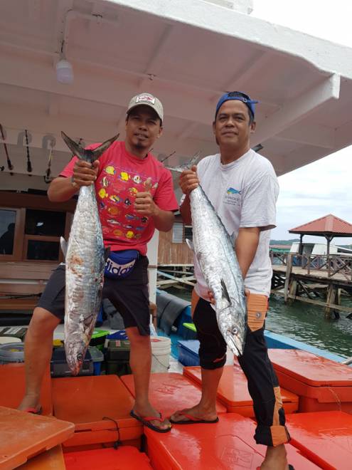  Rudy (kiri) dan Sahril Sah (kanan) berpuas hati dengan hasil jigging tenggiri bagak.