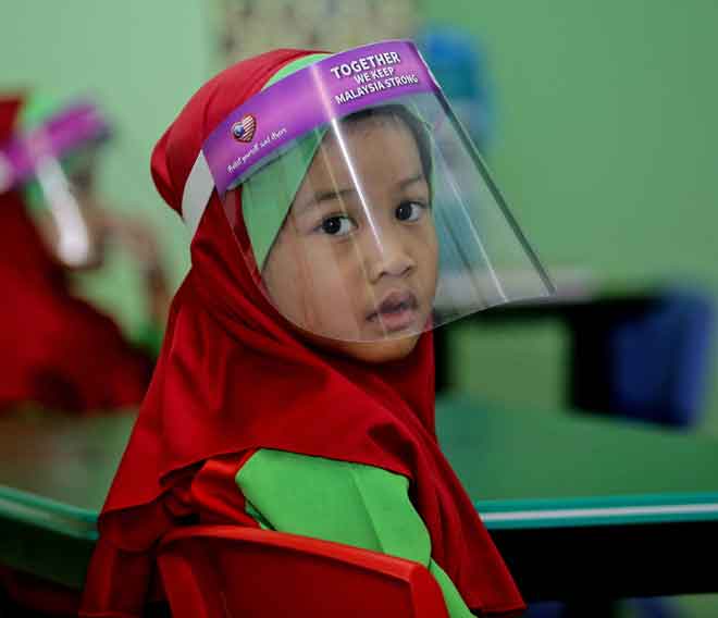  Kanak-kanak di Tadika Greeniekids, Afreena Hana Mohamad Helmi, 4, memakai perisai muka ketika memulakan persekolahannya ketika tinjauan pembukaan semula sesi prasekolah di Taman Sri Manja, Petaling Jaya semalam. — Gambar Bernama