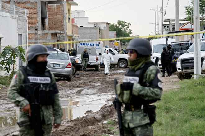  Anggota Pengawal Negara dilihat berkawal selepas lelaki bersenjata membunuh 24 orang di pusat pemulihan dadah di  Irapuato, negeri Guanajuato kelmarin. — Gambar AFP