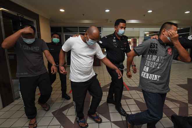  Tiga lelaki dijatuhi hukuman penjara seumur hidup oleh Mahkamah Tinggi di Kuala Terengganu setelah didapati bersalah menculik seorang wanita bagi mendapatkan wang tebusan.  — Gambar Bernama