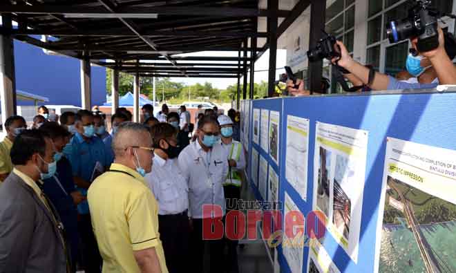  Abang Johari (tengah) meninjau perkembangan projek Jambatan Kuala Kemena-Jepak. Turut kelihatan Julaihi (kanan), menteri-menteri kabinet negeri, pihak JKR dan pemaju di kawasan tapak projek semalam.