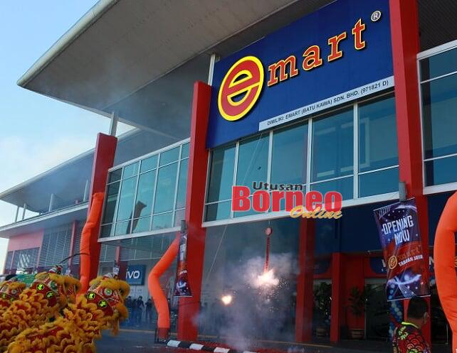 Rangkaian pasar raya Emart kini di Tabuan Jaya selepas pra pelancaran diadakan di sini, hari ini.