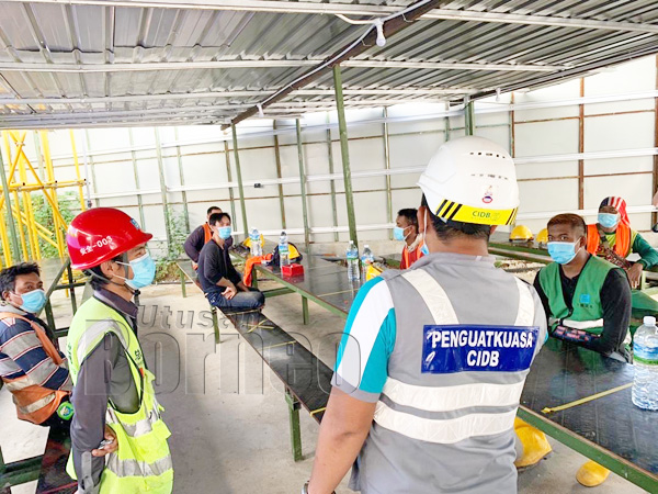  Suasana semasa Operasi Penguatkuasaan Bersepadu Covid-19 Antara Jabatan 2020 dijalankan.